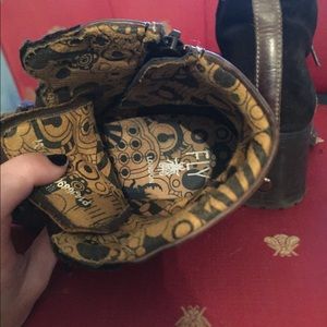 Used but in great condition Fly London boots.